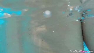 La mia matrigna milf tradita diventa un po' troppo giocosa con me