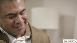 ¡Trans desagradable con pelo largo folla a un semental tatuado!