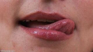 La prima volta che un'adolescente si spoglia per un sito porno