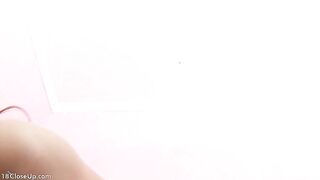 Câmera explorando o corpo adolescente de perto e em detalhes.