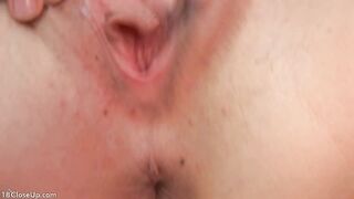 Orgasmo de adolescente em close-up enquanto a vagina se contrai