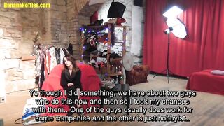 Junge Schönheit posiert zum ersten Mal