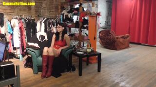 Maigre posant avec une banane