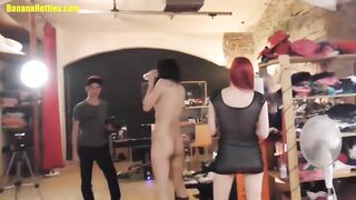 Maigre posant avec une banane