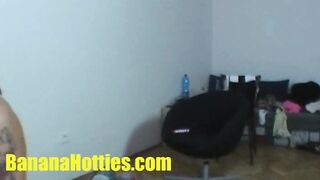 Ragazza tatuata scopa come una cowgirl al casting