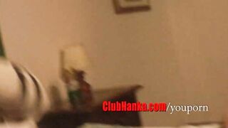 Partida de ajedrez sobre un cuerpo desnudo