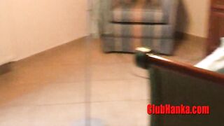 Adolescente morena transa com MILF submissa usando strap-on