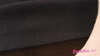 Zuzinka gioca con la sua figa all'aperto