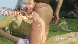 Zuzinka genießt die Sonne in der Öffentlichkeit