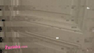 La jeune amatrice Zuzinka joue avec un inconnu