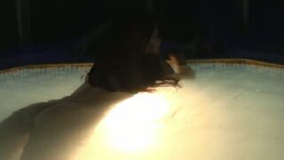 Die sexy Zuzinka erlebt einen Orgasmus im Schwimmbad