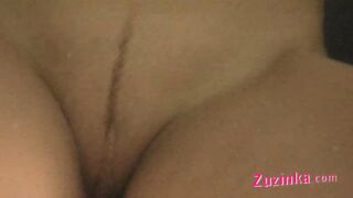 A sensual Zuzinka tem um orgasmo em uma piscina.