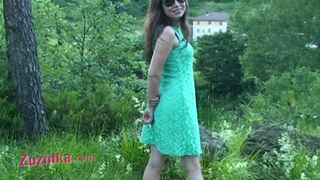 Zuzinka adore se faire baiser sa chatte serrée en plein air