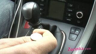 Sexe oral en voiture avec l'amateur tchèque Zuzinka