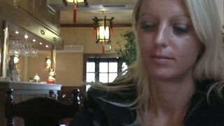 Zuzinka - vagina e peitos em restaurante