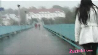 Exhibitionismus auf der Brücke