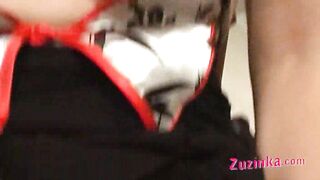 Zuzinka gioca con un dildo di vetro in cucina