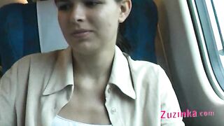 Zuzinka montre son sexe dans un train bondé