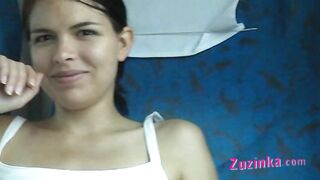 Zuzinka montre son sexe dans un train bondé