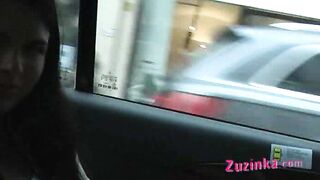 Zuzinka spielt in einem Taxi mit ihrer Vagina.