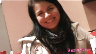 Gatinha em um bar de sushi