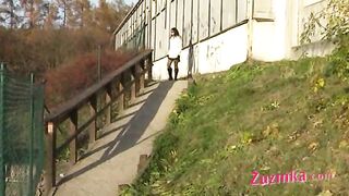 Zuzinka en un campo provocada por un camarógrafo cachondo