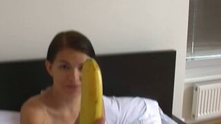 Hot Zuzinka nous apprend à utiliser une banane