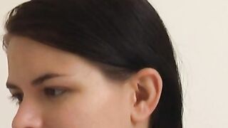 Hot Zuzinka zeigt, wie man eine Banane verwendet.