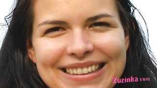 Zuzinka muestra su coño y tiene un chat sexual en la piscina