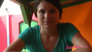 Zuzinka, une amatrice, montre son vagin dans une pizzeria