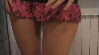 Die Amateurin Zuzinka macht einen lesbischen Striptease