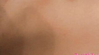 Ich massiere meine Freundin und sehe ihr dabei zu, wie sie sich selbst befriedigt.