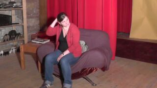 Garota gordinha exibe suas curvas voluptuosas nos bastidores.