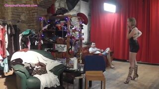 Martina se prépare pour une bite