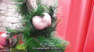 Huren schmücken den Weihnachtsbaum