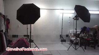 Tschechische Mädchen haben Spaß hinter der Bühne