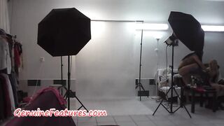 Tschechische Mädchen haben Spaß hinter der Bühne