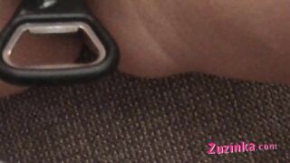 A amadora Zuzinka abre uma cerveja perto de uma vagina.