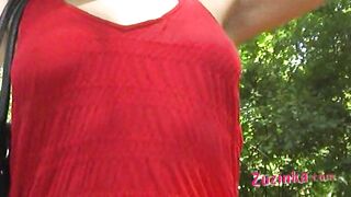 Zuzinka zeigt ihre Vagina in der Öffentlichkeit