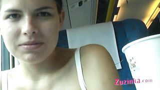 Zuzinka juega con un consolador en un tren lleno de gente