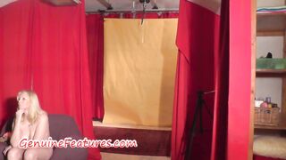 Riprese nel backstage con una milf timida e paffuta