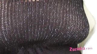 Sexy spielt mit Zuzinka auf dem Feld