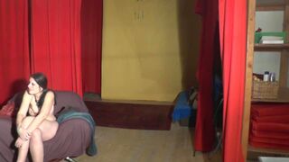 Eine Frau mit großem Po hat Spaß hinter der Bühne