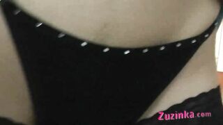 Amadora Zuzinka com vibrador na vagina em público