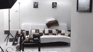 Nos bastidores com uma morena sexy e uma loira de seios fartos.
