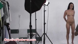 Bruna dai capelli lunghi in una clip hot nel backstage