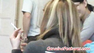 Eine schüchterne Frau beschließt, bei einem Casting alles zu geben.