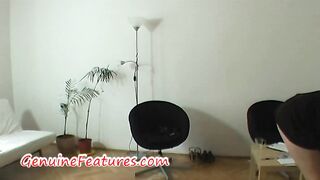 Une femme au foyer excitée se masturbe le vagin avec le poing.