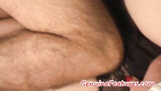 Pareja cachonda se burla de una linda estudiante de bondage
