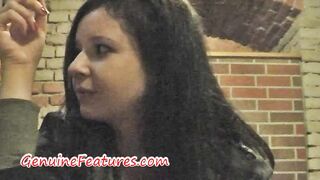 Des adolescentes amateurs montrent leurs seins en public